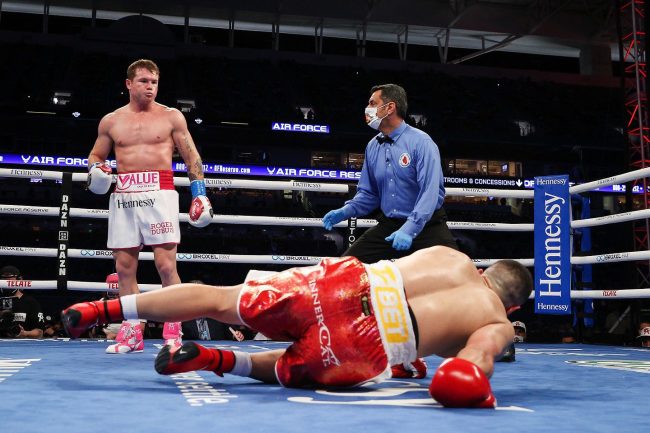 Saúl Canelo Álvarez vs. Avni Yildirim gkot 3 del 270221 en Hard Rock Stadium de Miami retuvo por 1a vez títulos súpermediano CMB y AMB con réferi Telis Assimenios