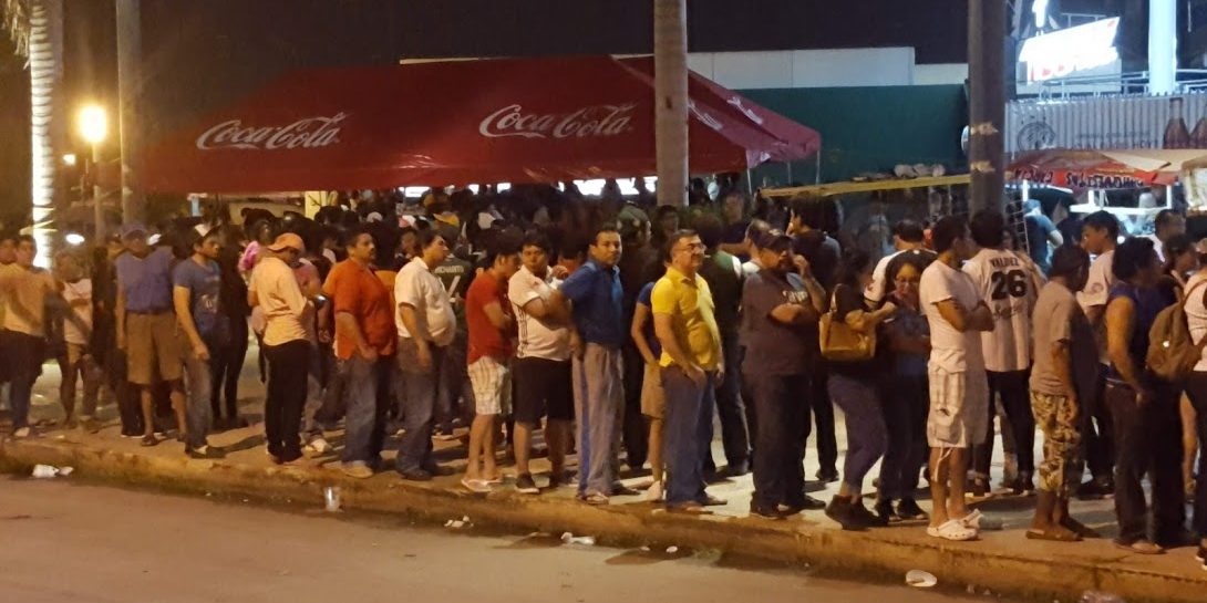 fans de los Leones hacen cola para comprar boleto para el 7o juego de la serie final serie del rey 2018 madrugada 1 del 280618 en taquillas el parque Kukulcán boletos