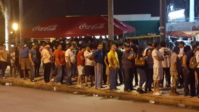 fans de los Leones hacen cola para comprar boleto para el 7o juego de la serie final serie del rey 2018 madrugada 1 del 280618 en taquillas el parque Kukulcán boletos