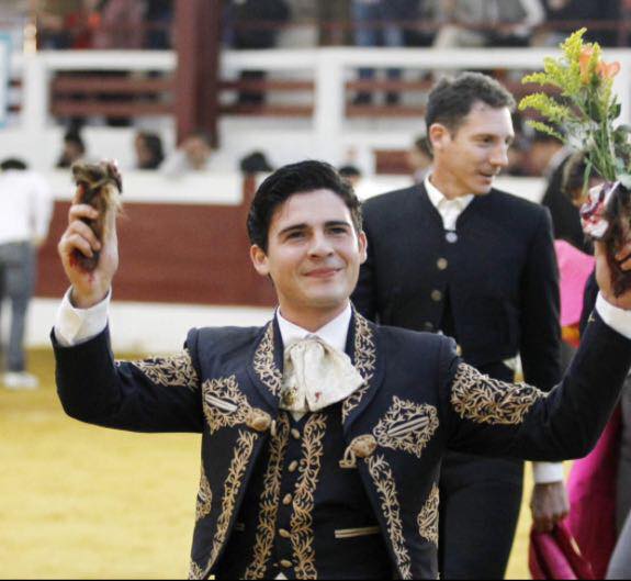 michelito lagravere dando vuelta al ruedo a la usanza portuguesa