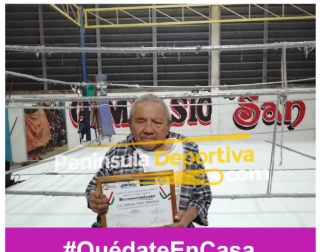 Adriano Tzuc Mendicutti, baby Mendicutti en Gimnasio San José con letrero de quédate en casa con marca de agua