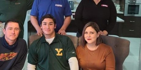 Brandon Jiménez firmando para los Leones de Yucatán del 180321 redimensionada