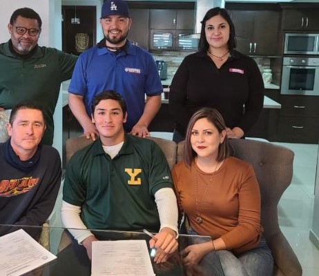 Brandon Jiménez firmando para los Leones de Yucatán del 180321 redimensionada