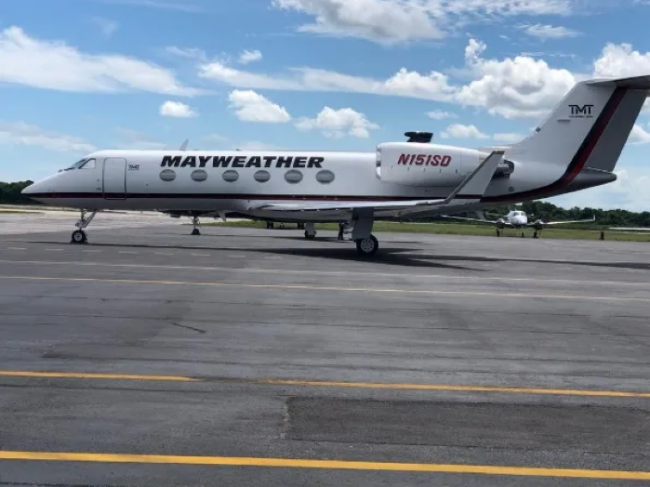 Floyd Mayweather, avión en Cancún del 100321 Floyd Mayweather