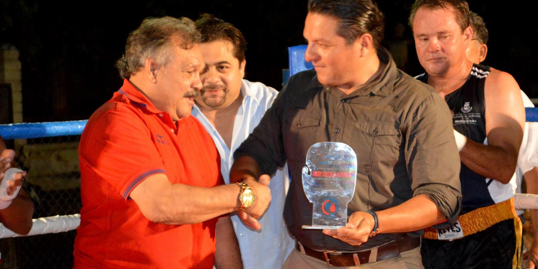 Freddy Chato Castillo recibiendo reconocimiento de Jesús Chucho Aguilar torneo Jesús Manuel Chichonal Erosa del 280713 con Ricardo Richie Barrera y Carlos Rubio Esquivel el Charlie Rubio Carlos Rubio Esquivel atestigua entrega