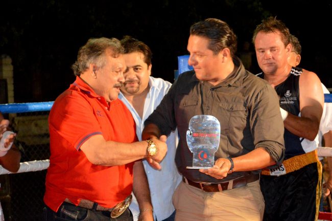 Freddy Chato Castillo recibiendo reconocimiento de Jesús Chucho Aguilar torneo Jesús Manuel Chichonal Erosa del 280713 con Ricardo Richie Barrera y Carlos Rubio Esquivel el Charlie Rubio Carlos Rubio Esquivel atestigua entrega