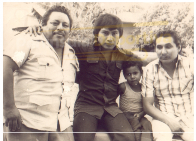 Gustavo Guty Espadas con Raúl Gamboa Ayuso “Borolas”, José Luis Porky Mendoza Avila y Gustavo Guty Espadas jr. posiblemente, en 1976, con marca de agua Raúl Gamboa Ayuso "Borolas"