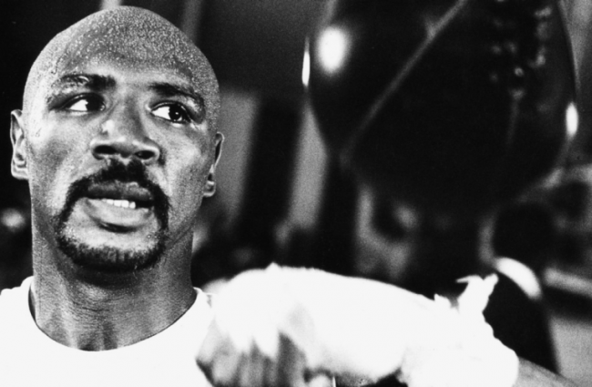 Marvin Hagler golpeando la pera loca en blanco y negro