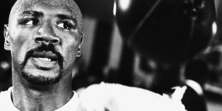 Marvin Hagler golpeando la pera loca en blanco y negro