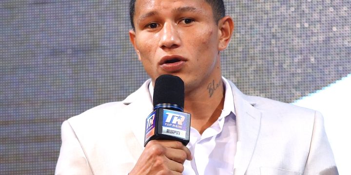 Miguel Berchelt con saco y micrófono de ESPN Miguel Berchelt