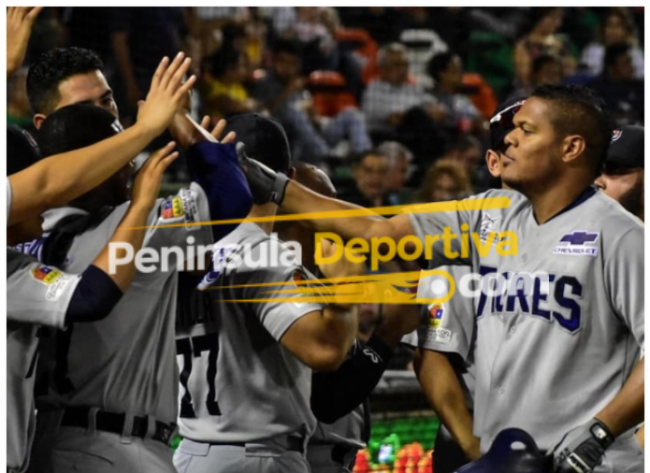 Reynaldo Rodríguez con uniforme de los Tigres, con marca de agua