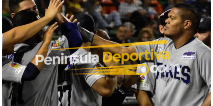 Reynaldo Rodríguez con uniforme de los Tigres, con marca de agua