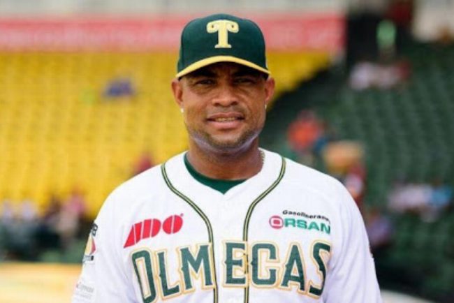 Rubén Rivera con uniforme de los Olmecas de Tabasco