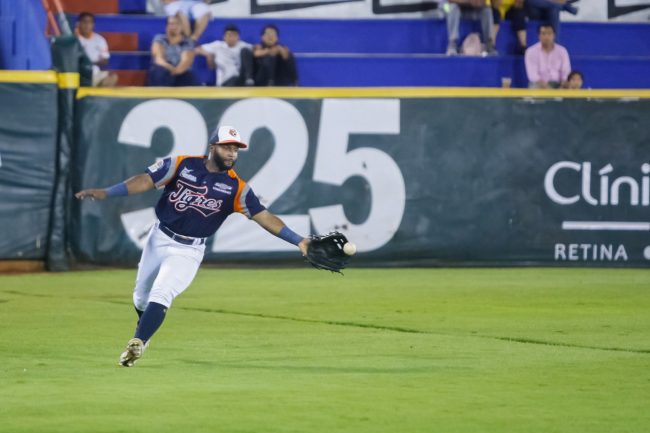 Rubén Sosa fildeando en el estadio Beto Ávila