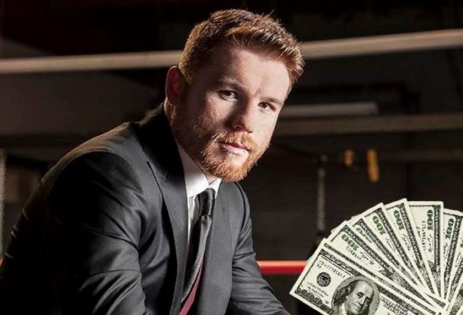 Saúl Canelo Álvarez con billetes de dólares