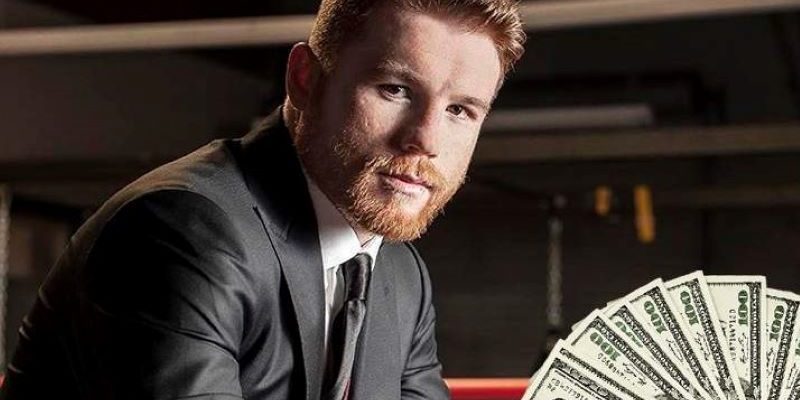 Saúl Canelo Álvarez con billetes de dólares