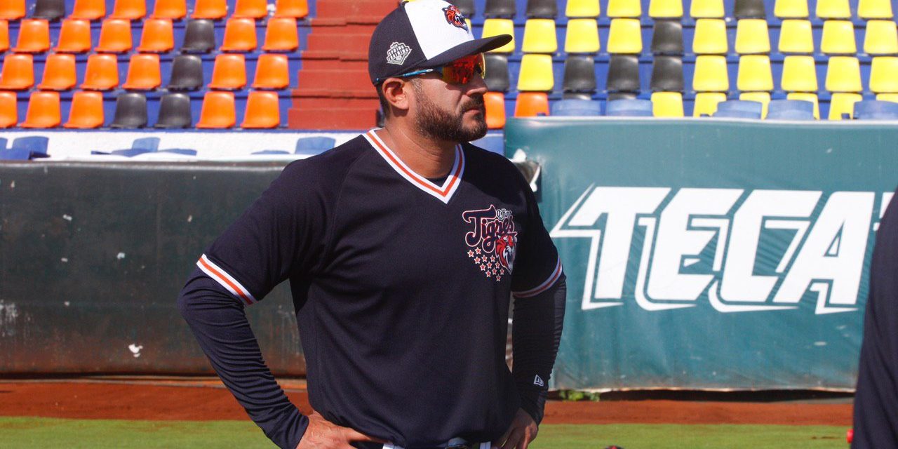 Adán Muñoz con uniforme de los Tigres de México