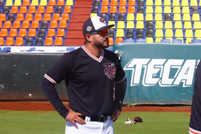 Adán Muñoz con uniforme de los Tigres de México
