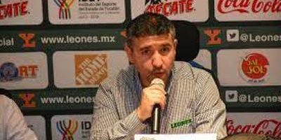 Alejandro Orozco García en sala de prensa Russell Gutiérrez Canto