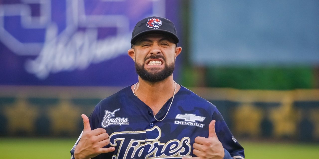 Brian Hernández con uniforme de los Tigres de Quintana Roo
