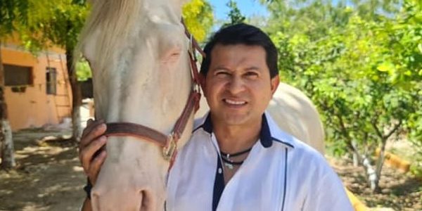 Cuauhtémoc Ayala con caballo cabaret, muerto el 300321 Cuauhtémoc Ayala