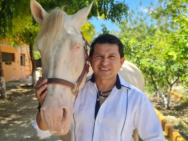 Cuauhtémoc Ayala con caballo cabaret, muerto el 300321 Cuauhtémoc Ayala