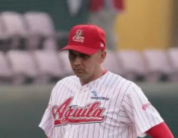 Enrique Couoh con uniforme del Águila de Veracruz
