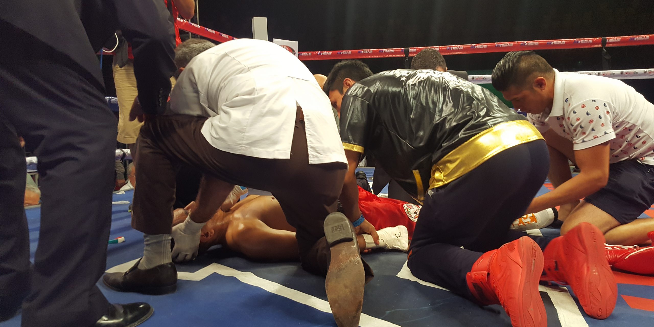 Longino Álvarez inconsciente en la lona del 270517 tras ser noqueado por Iván Silva