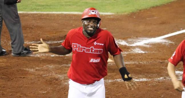 Olmo Rosario anotando con los Piratas de Campeche