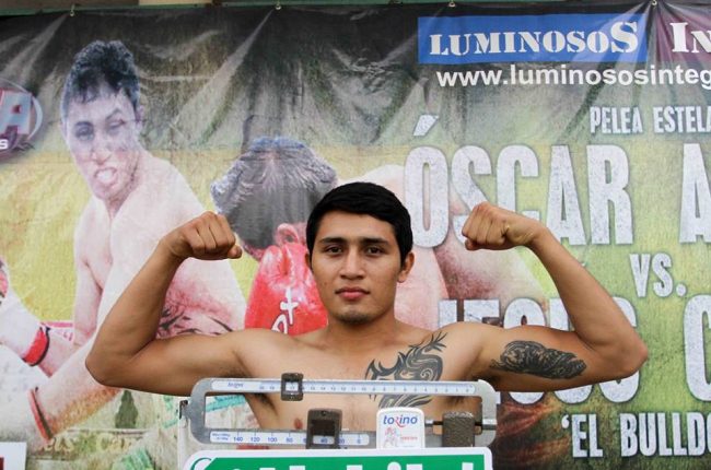 Óscar Elegante Arjona pesaje vs. Jesús Bulldog Cupul del 041214 en Kanasín