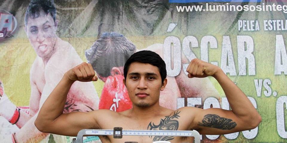 Óscar Elegante Arjona pesaje vs. Jesús Bulldog Cupul del 041214 en Kanasín