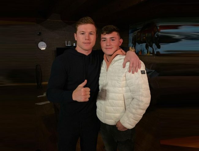 Saúl Canelo Álvarez con su sobrino Johansen abril de 2021