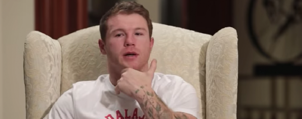 Saúl Canelo Álvarez en pose de entrevista