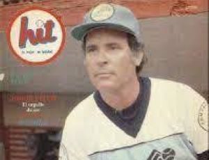 Un día como hoy en el béisbol, Jorge Fitch con uniforme de Los Ángeles de Puebla, portada revista hit