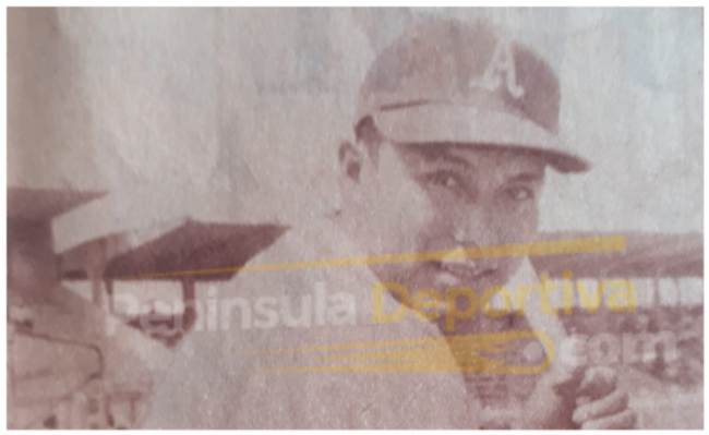 William Berzunza blandiendo bat con uniforme del Águila de Veracruz con marca de agua