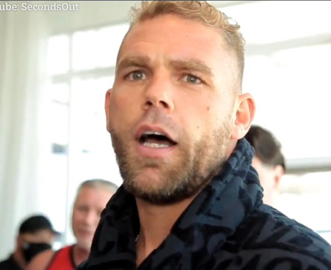 Billy Joe Saunders gesticulando