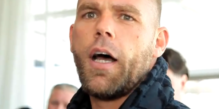 Billy Joe Saunders gesticulando