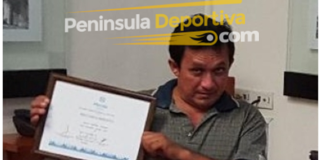 César Platanito Arjona recibiendo premio al mejor mánager de 2016 del 180917 en Palacio Municipal carita, redimensionada con marca de agua