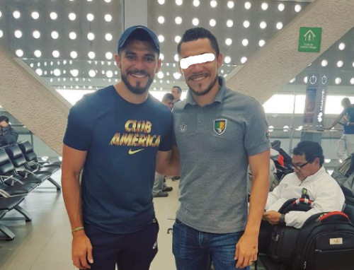 Henry Martín con Freddy Martín con cara tapada