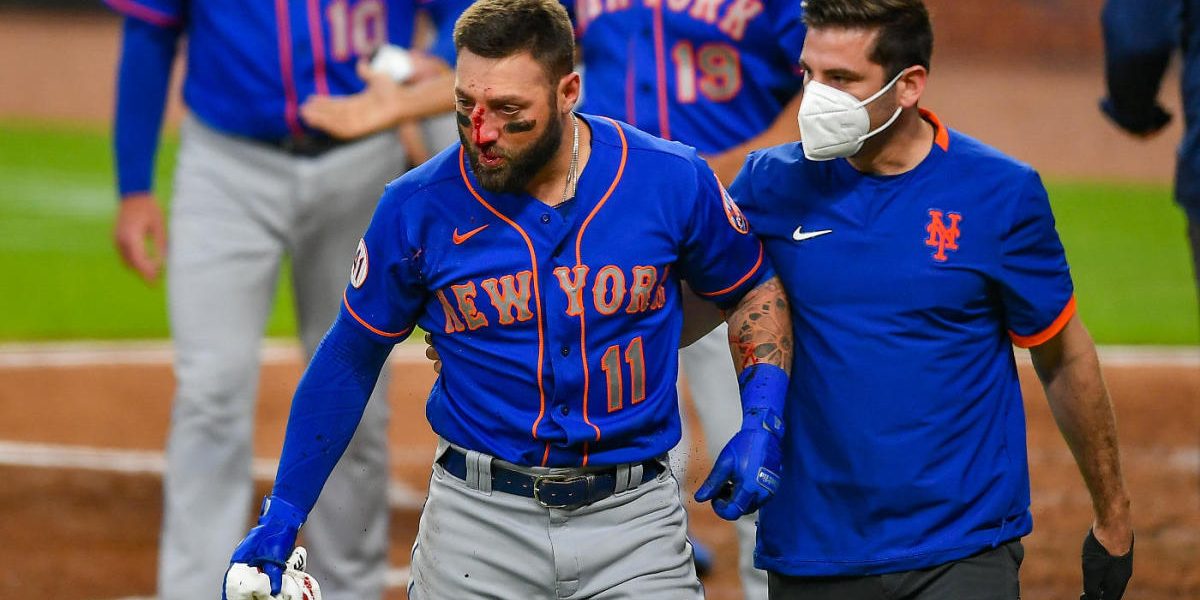 Kevin Pillar, jardinero de los Mets de Nueva York, golpeado por un lanzamiento de Jacob Web de los Bravos de Atlanta 2 del 170521 en Atlanta…dejó el juego Kevin