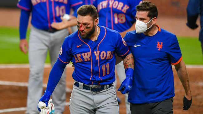 Kevin Pillar, jardinero de los Mets de Nueva York, golpeado por un lanzamiento de Jacob Web de los Bravos de Atlanta 2 del 170521 en Atlanta…dejó el juego Kevin