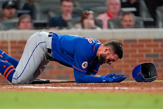 Kevin Pillar, jardinero de los Mets de Nueva York, golpeado por un lanzamiento de Jacob Web de los Bravos de Atlanta del 170521 en Atlanta…dejó el juego Kevin Pillar