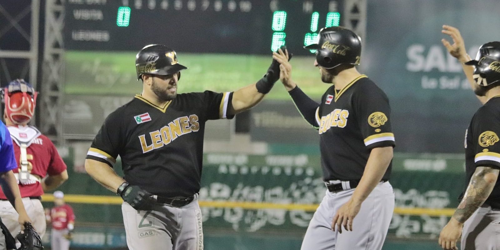 Leones de Yucatán vs. Piratas de Campeche juego Copa Maya 6×1 del 130521 en Mérida, Humberto Sosa llega tras dar jonrón, saludado por Alex Liddi