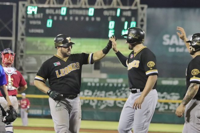 Leones de Yucatán vs. Piratas de Campeche juego Copa Maya 6×1 del 130521 en Mérida, Humberto Sosa llega tras dar jonrón, saludado por Alex Liddi