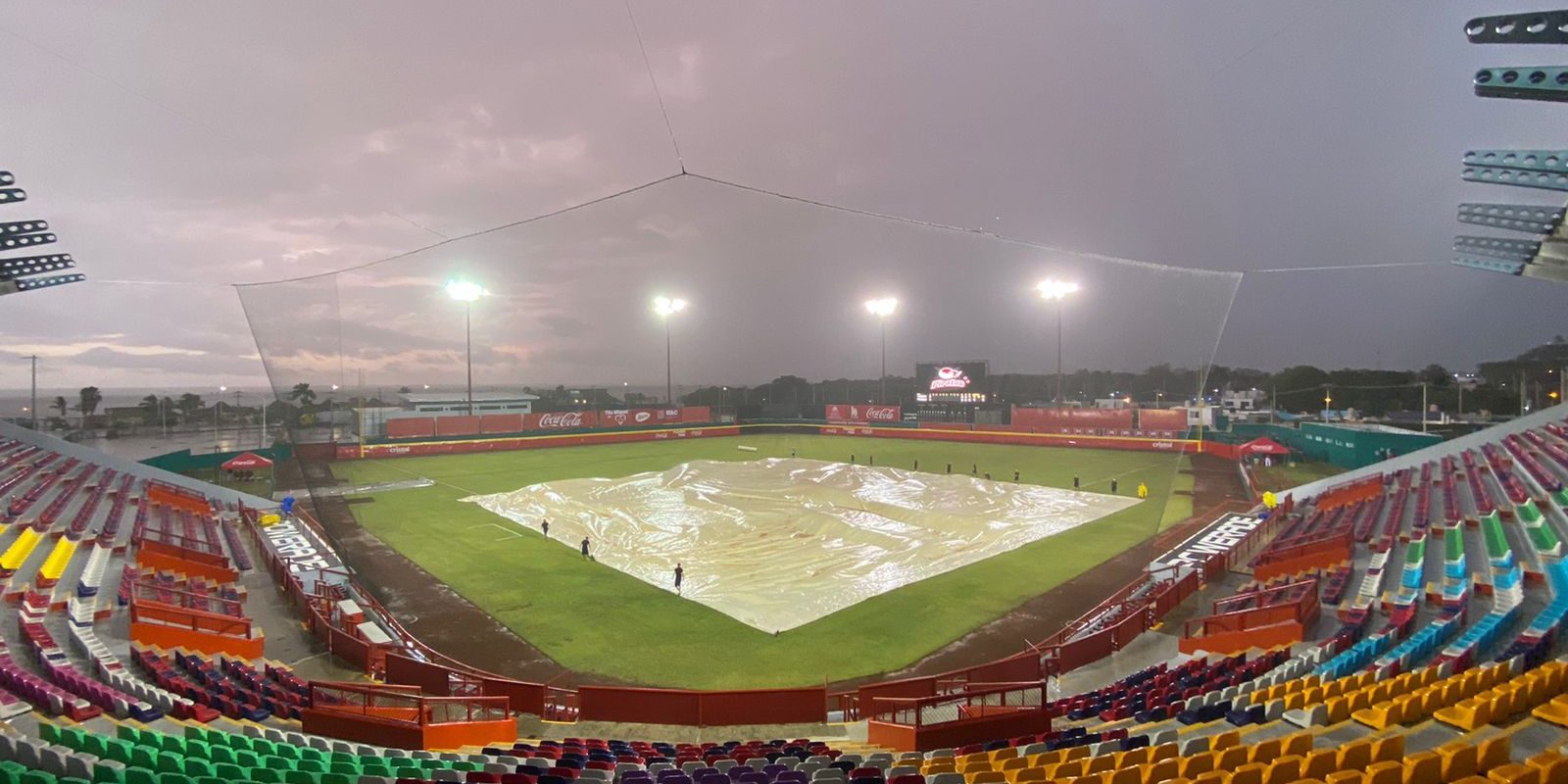 Leones de Yucatán vs. Piratas de Campeche juego inaugural campaña 2021 tras suspensión por coronavirus desde 2019, suspendido, nuevamente, por lluvia, del 220521 en Campeche