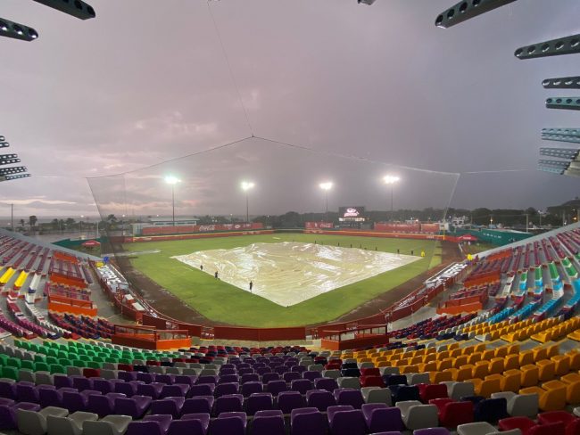 Leones de Yucatán vs. Piratas de Campeche juego inaugural campaña 2021 tras suspensión por coronavirus desde 2019, suspendido, nuevamente, por lluvia, del 220521 en Campeche