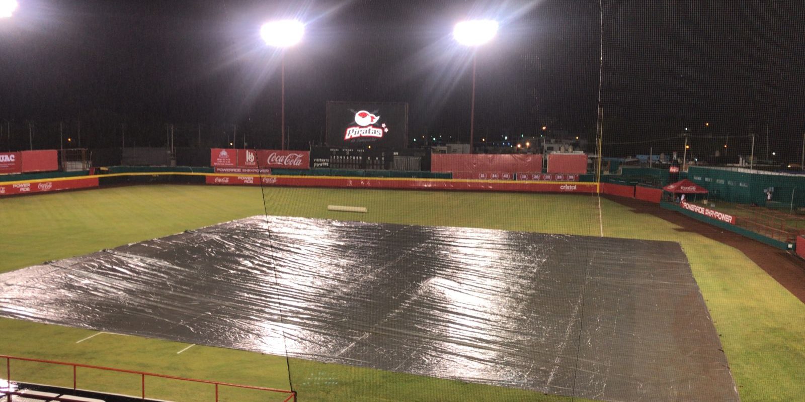 Leones de Yucatán vs. Piratas de Campeche juego inaugural campaña 2021 tras suspensión por coronavirus desde 2019, suspendido por lluvia en parte baja del 1o, del 210521 en Campeche