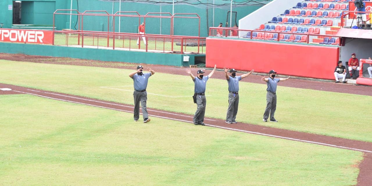 Leones de Yucatán vs. Piratas de Campeche juego inaugural campaña 2021 tras suspensión por coronavirus desde 2019, suspendido, por lluvia por 3er día consecutivo, del 230521 en Campeche