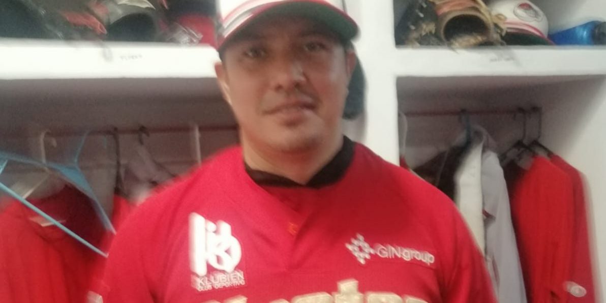 Manuel Flores de frente con uniforme de los Piratas de Campeche