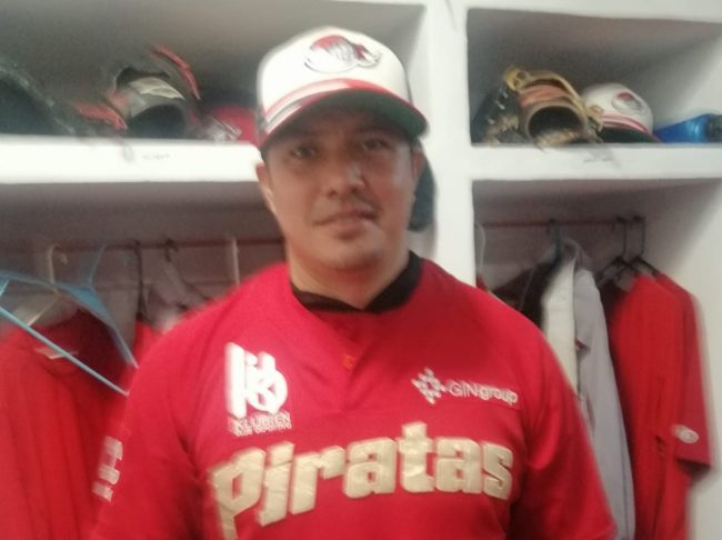 Manuel Flores de frente con uniforme de los Piratas de Campeche
